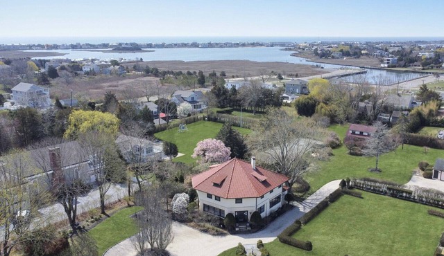 Westhampton Estate minutes from the beach, private pool, tennis, private.