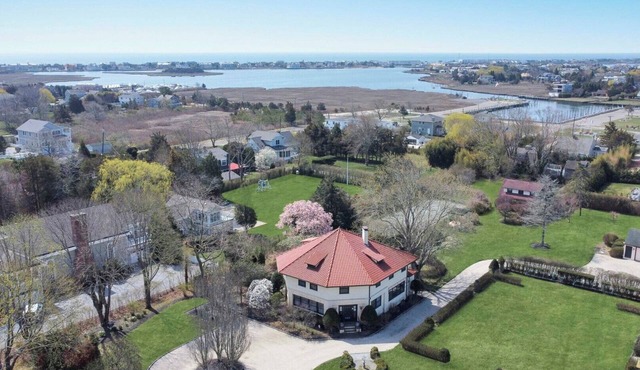 Westhampton Estate minutes from the beach, private pool, tennis, private.