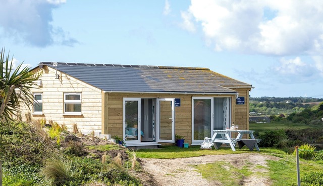 WestHill. Three bedroom holiday chalet. Five minute walk to Hayle beach