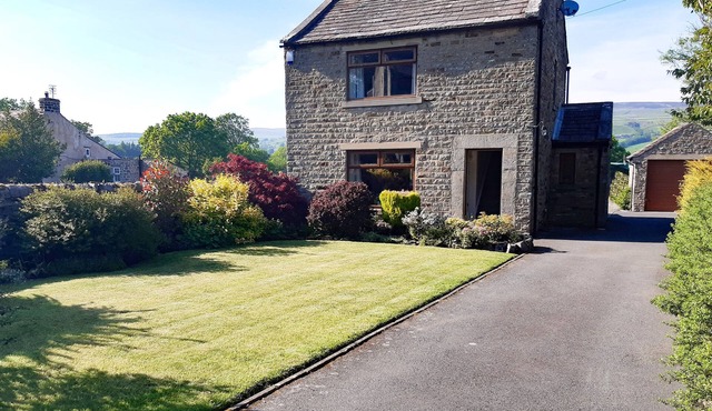 WESTHOLME, family friendly, with hot tub in Mickleton, Teesdale