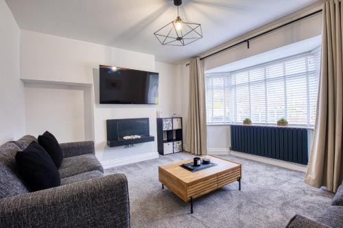 Westhoughton 3 Bedroom House - Free Parking