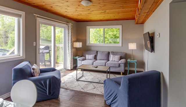 Westlake Cottages - Wellington Lodge, right on the lake