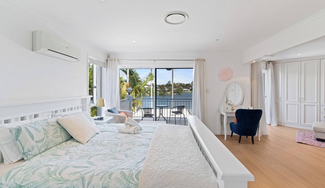 Westlake Getaway: Relaxing Pool & Golf Links