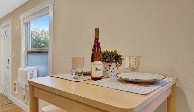 Westlake Nest Minutes to DT Quiet & Renovated!