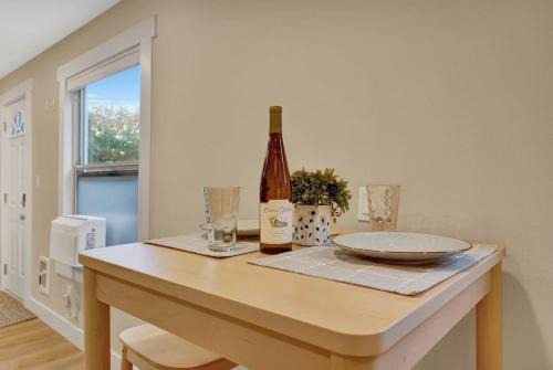 Westlake Nest Minutes to DT Quiet & Renovated