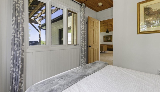 Westlake waterfront, hot tub, dock,4 mins to beach