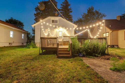 Westmont Home w/Hot Tub! Walk to Metra Station