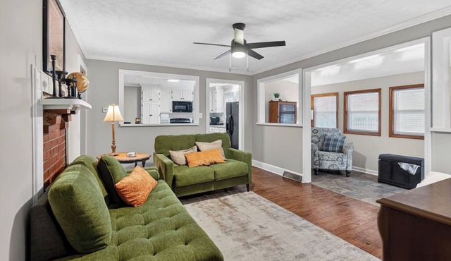 Westover Hills Cottage/Hot Tub/5 beds/2 bath