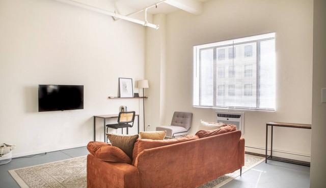 Westown Studio Apt Near Fiserv, Baird, and Theater District