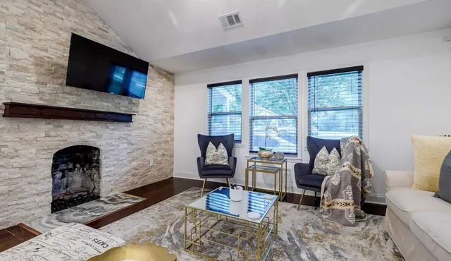 Westside BeltLine Beauty Home with Poker Room Loft & Pool Table