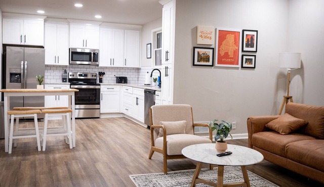 Westside Bungalow conveniently located near Stadiums, shopping and nightlife.