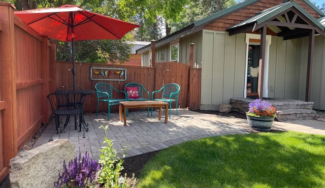 Westside Cottage │Fenced Yards │Hot Tub │One Block to Galveston │Guest Favorite