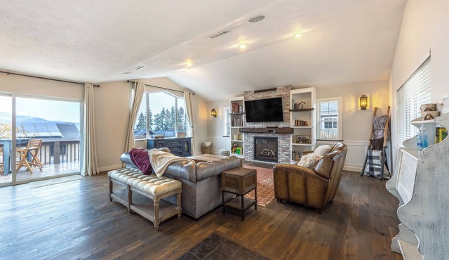 Westside Mt View - Hot Tub, Pet Friendly, Walk to Downtown Hood River!