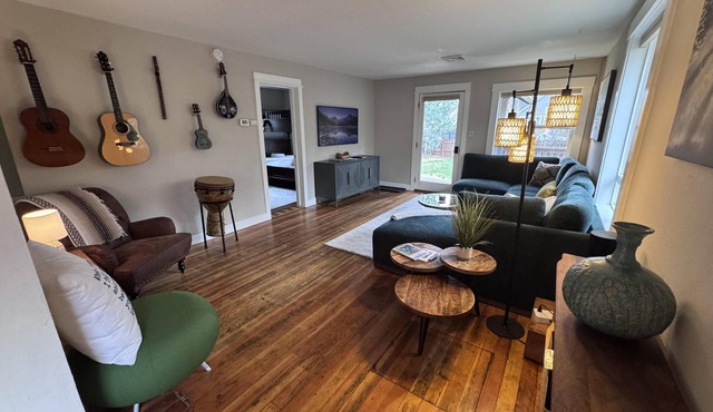 Westside Vibes - walkable w/salt water hot tub too!