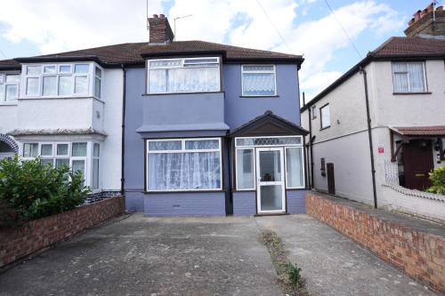 Westwick Gardens Retreat - 4 Bedroom House