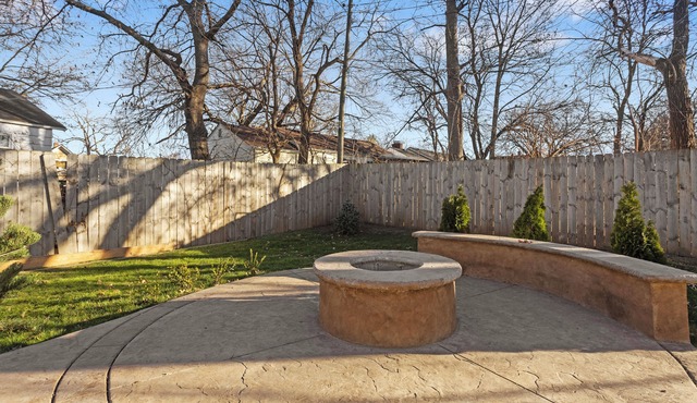 Westwood Luxury Home. 4 Kings, Fire Pit, Gym