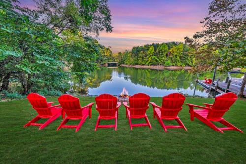 Wet Feet Retreat - Beautiful lake house with incredible views and dock