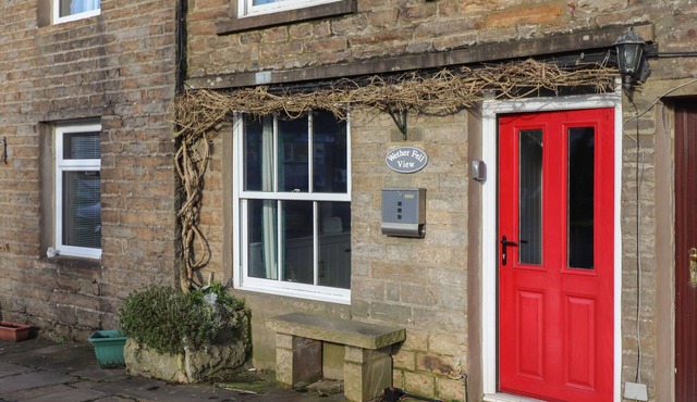 WETHER FELL VIEW, romantic, character holiday cottage in Hawes