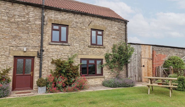 WETHERCOTE COTTAGE, pet friendly, with a garden in Helmsley