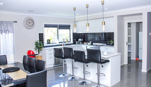 Wetland Gem, 2 minutes' walk to the parks and shops! Close to beaches