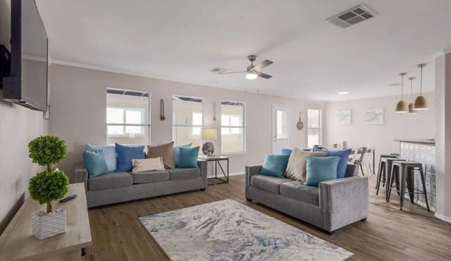 WeWelcome you to Hutto Heaven: Large Home w/Pool