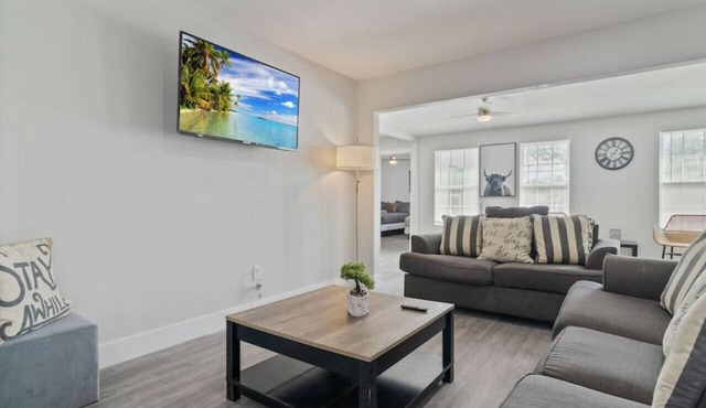 WeWelcome you to our 4 Bed 2 Full Bath Duplex