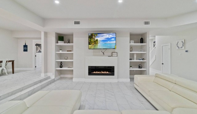 WeWelcome You to our 7 Bedroom 4 Bathroom Home