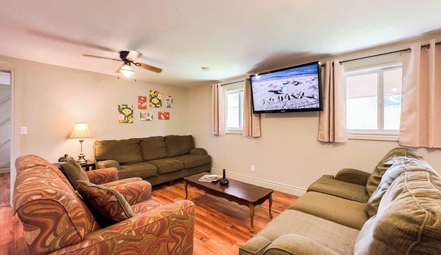 Wexford Cottage, steps from Beach, AC, fenced yard