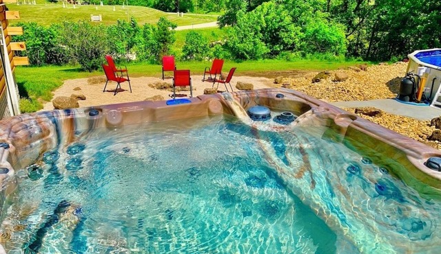 Wexford Hollow. 6 Bedroom Cabin w/Pool & Hot Tub