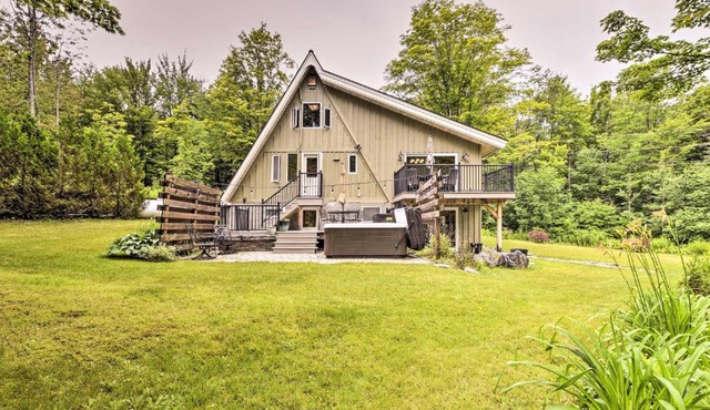 WFH-Friendly Cabin w/Saltwater Hot Tub in Warren