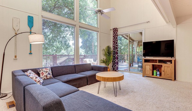 WFH-Friendly Retreat < 1 Mi to Clear Lake!