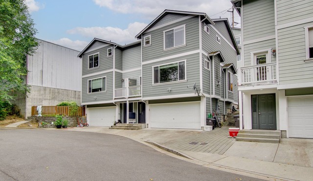 WFH-Friendly Townhome Rental Near Ferry in Everett