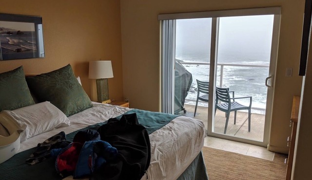 Whale Pointe Resort: 3-bedroom, 3rd floor - unit sleeps 8 in Depoe Bay.