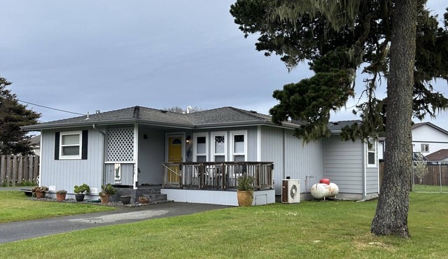 Whale Watch Cottage 1 block from beach