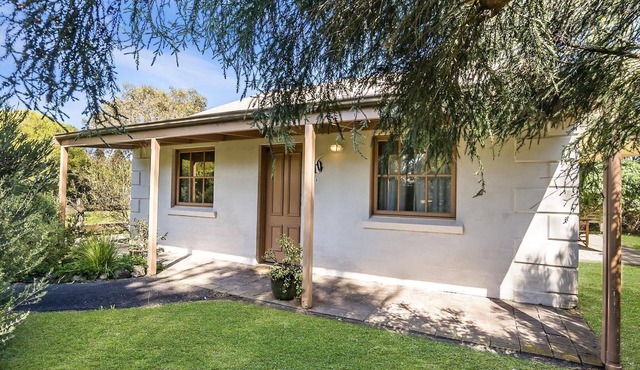 Whalers Cottage - Quiet Cottage with views over lake