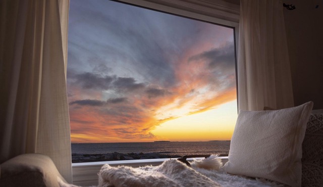Whalesback Cottage, on the ocean with access to Peggys Cove Preservation Area