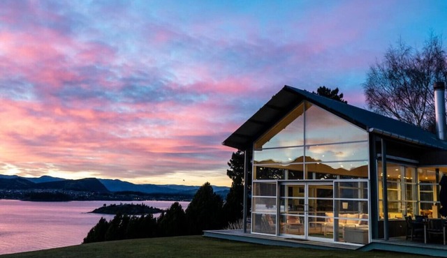 Whare Kea - Lakefront luxury villa in Lake Wanaka