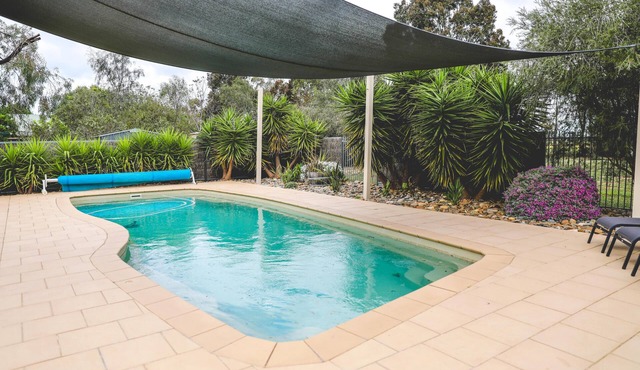 Wharparilla House - Echuca - Large family home with pool
