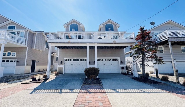 What a spot! South end residential street. ends at the bay!