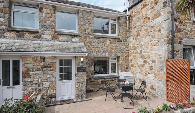 WHEAL CHARLOTTE COTTAGE, pet friendly, with a garden in Goldsithney