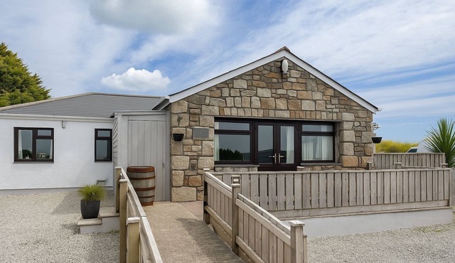 Wheal Frances -Hot Tub - Free Parking - Free Wi-Fi - Accessible