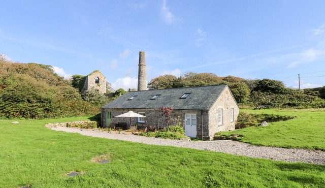 WHEAL GREY, family friendly, character holiday cottage in Praa Sands
