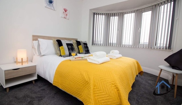 Wheateley Casa, king beds, parking, workspace, wi-fi, corporates, petsn