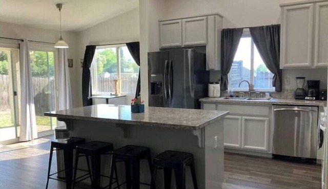 Wheatland-4 bedroom 5 beds near Hard Rock, Amphitheater, Beale