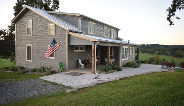 WHEATLAND INN, Farmhouse for adventure/relaxationnSleeps 10. 3 bedrooms, 3 baths