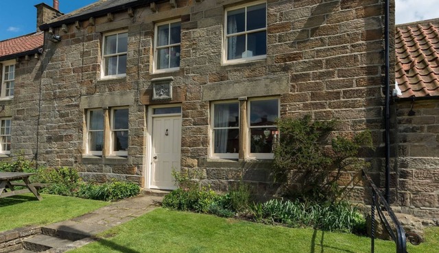 WHEATSHEAF COTTAGE, pet friendly, with open fire in Grosmont