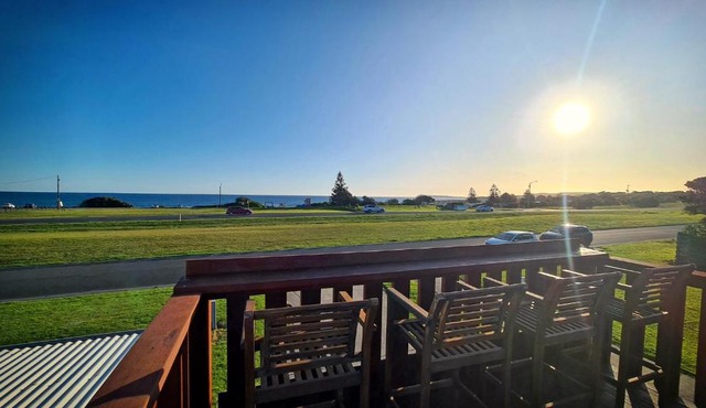 Wheel chair & Pet Friendly Waterfront Retreat, 10 minutes to Phiilip Island, fireplace, wood supplied, WIFI wine & chocolates