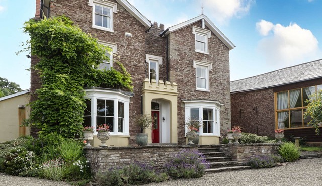 WHEELBARROW CASTLE, pet friendly, with hot tub in Leominster