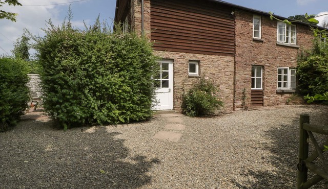 WHEELBARROW COTTAGE, pet friendly, with a garden in Leominster