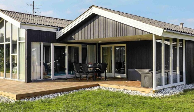 Wheelchair accesible cottage with pool